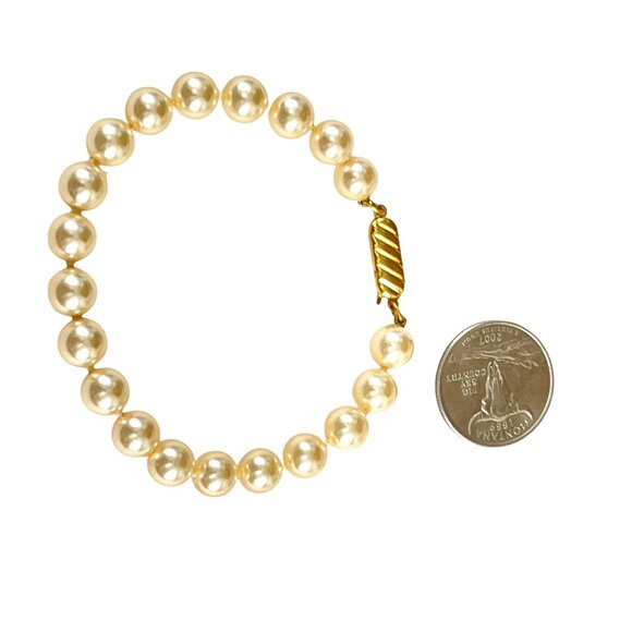 Vintage Faux Pearl Bracelet Gold-Tone Clasp Timeless Formal Special Occasions - Picture 4 of 7